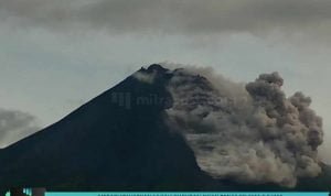 28 Keluarkan 14 Kali Guguran Awan Panas Selama 3,5 jam