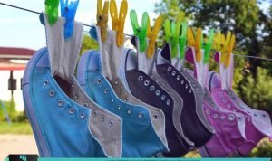 MEMBERSIHKAN SEPATU SESUAI BAHANNYA