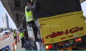 AKSI MUDIK MENGGUNAKAN TRUK SAYUR DIHADANG POLISI