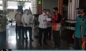 jelang-hari-raya-baznas-pati-serahkan-bantuan-286-tukang-sapu-jalan