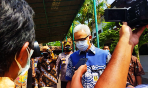 Ganjar Tinjau Vaksinasi Covid-19 di Panti Sosial Pangrukti Mulyo Rembang