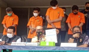 Pelaku Pemalsuan Surat Vaksinasi Diringkus Polisi PELAKU PEMALSUAN SURAT VAKSINASI DIRINGKUS POLISI