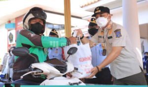 Kemenkumham Jatim Salurkan Ratusan Paket Sembako KEMENKUMHAM JATIM SALURKAN RATUSAN PAKET SEMBAKO