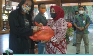 Pemkab Blora Bagikan Bansos Kepada Pekerja Seni PEMKAB BLORA BAGIKAN BANSOS KEPADA PEKERJA SENI