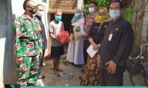 Pemerintah Kelurahan Bagikan Bansos Kepada Warga Yang Selesai Isoman PEMERINTAH KELURAHAN BAGIKAN BANSOS KEPADA WARGA YANG SELESAI ISOMAN