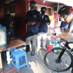 SEJUMLAH MAHASISWA BORONG DAGANGAN UNTUK DIBAGIKAN KEPADA MASYARAKAT