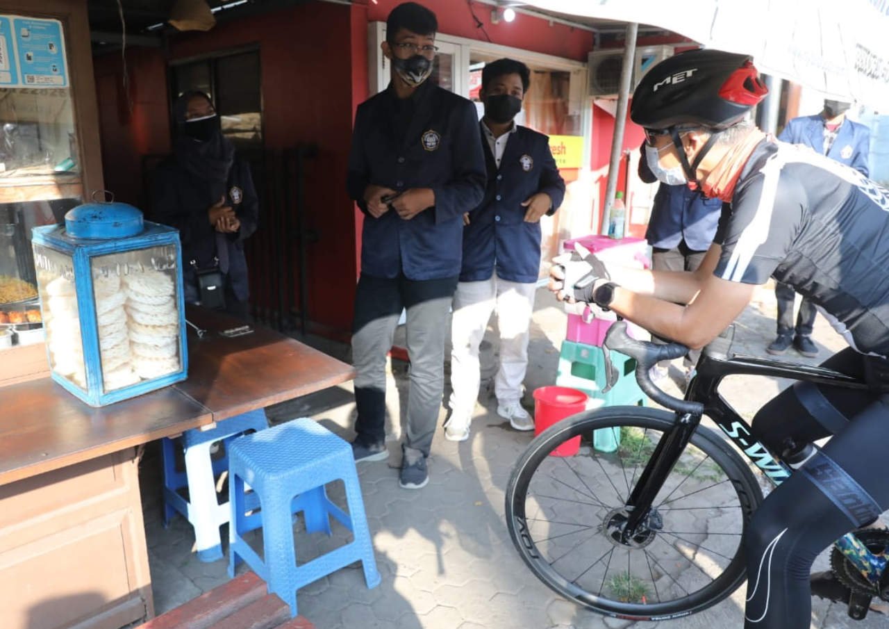 SEJUMLAH MAHASISWA BORONG DAGANGAN UNTUK DIBAGIKAN KEPADA MASYARAKAT