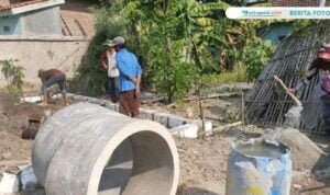 Dekap dan Forum Teknisi Rembang Salurkan Bantuan Bedah Rumah