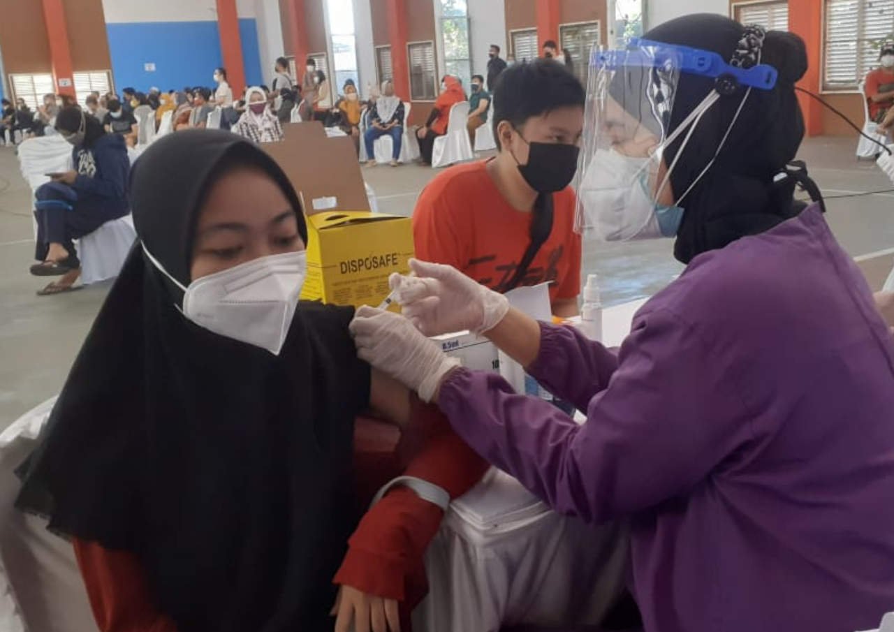 PENYELENGGARA VAKSINASI MASSAL DIIMBAU UNTUK PERHITUNGKAN PAKET PENYUNTIKAN