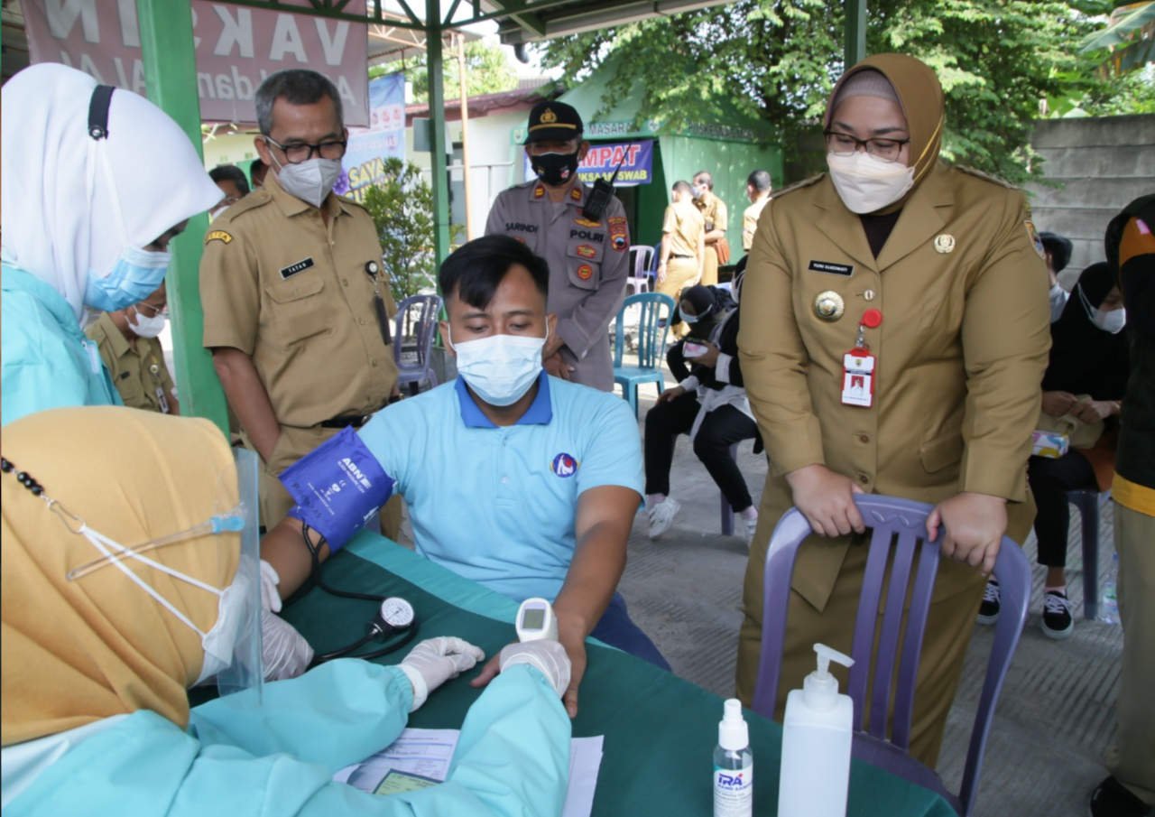 PEMKAB SRAGEN GELAR VAKSINASI BAGI PEKERJA PABRIK