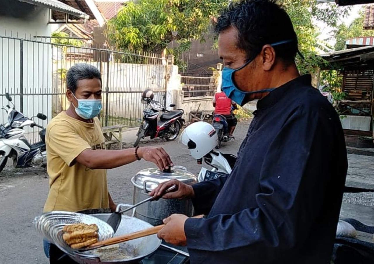 DORONG WARGA SALING MEMBANTU, PD AMRI GIATKAN MASAK BERSAMA