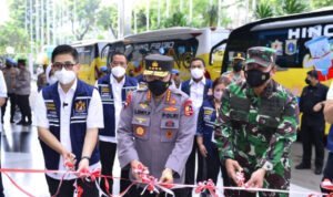 KAPOLRI LEPAS BUS VAKSINASI KELILING MENYASAR PERMUKIMAN TAK TERJANGKAU