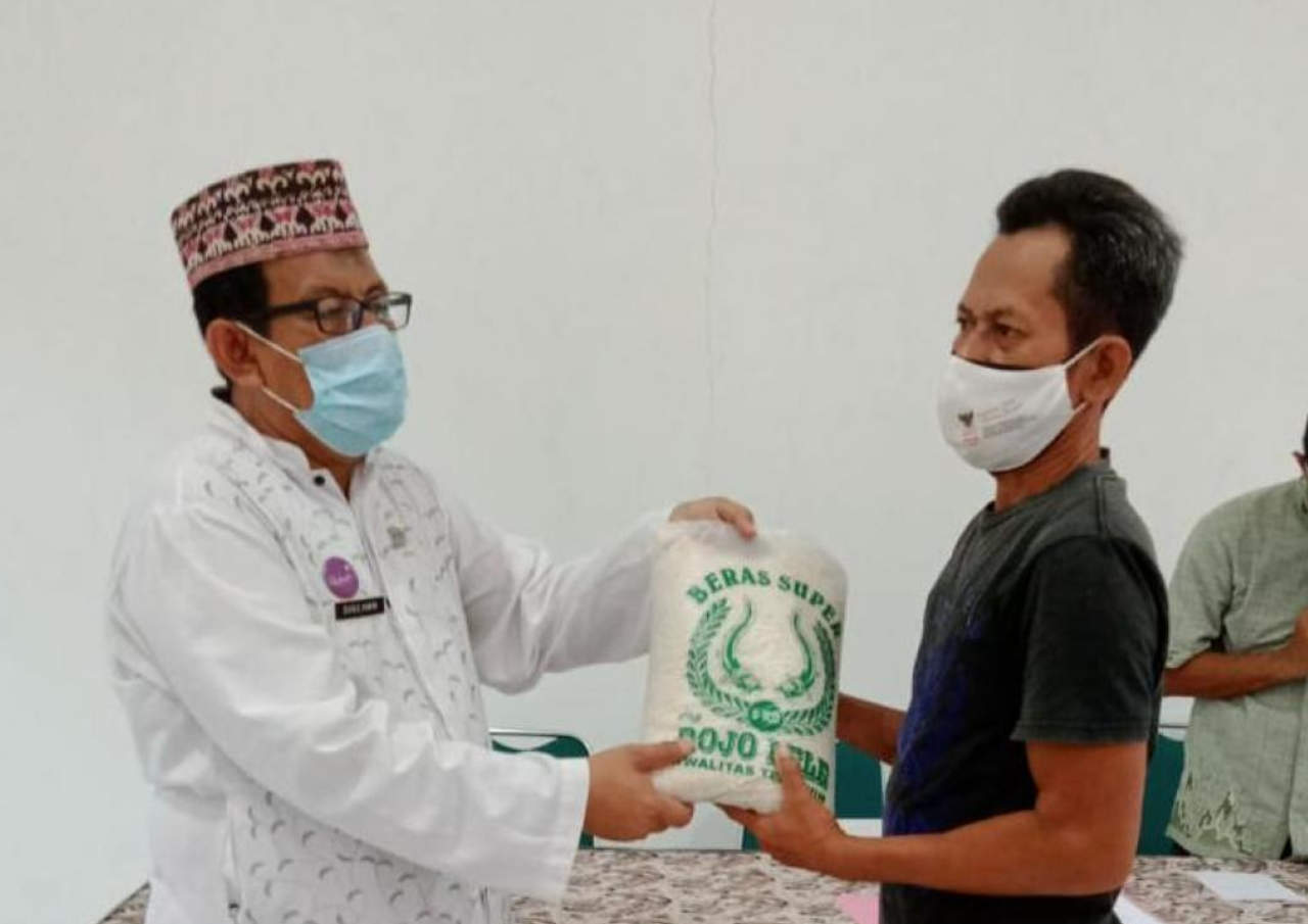 pemkot pekalongan salurkan bantuan beras bagi petani gagal panen