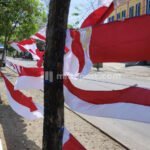 MENJELANG HUT RI, BANYAK PENJUAL BENDERA MERAH PUTIH DI TEPI JALAN