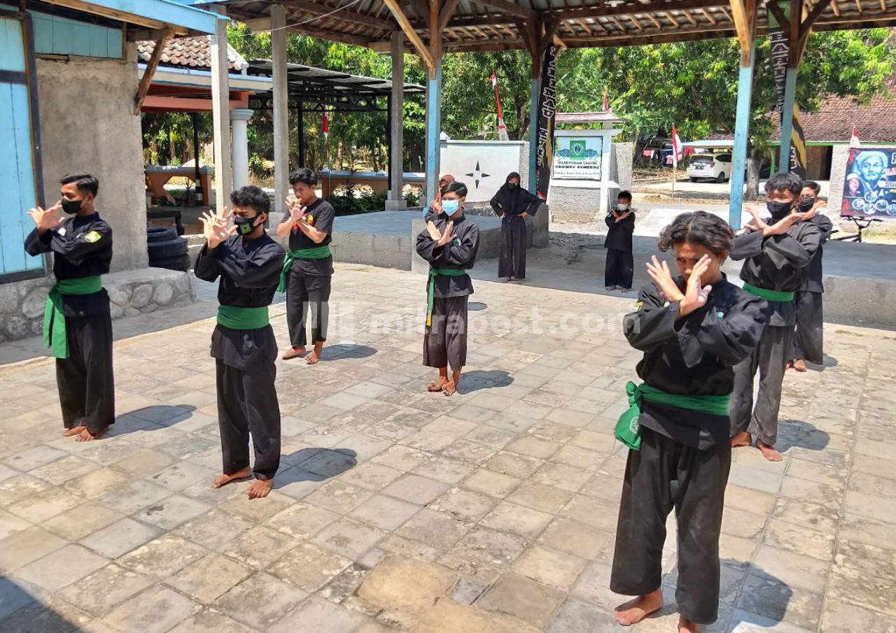 PADEPOKAN HARIMAU KUMBANG DEDIKASIKAN ILMU PENGOBATAN ALTERNATIF BAGI WARGA