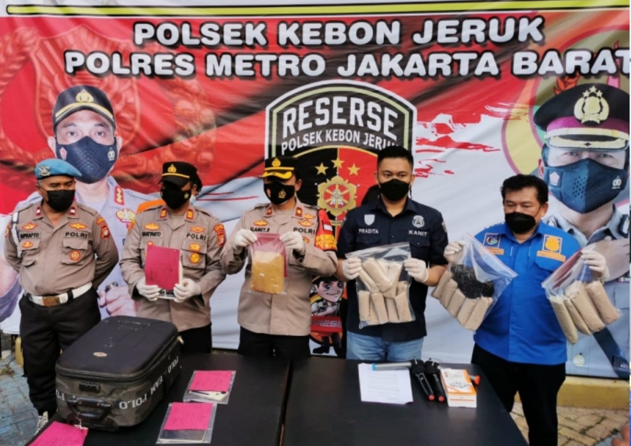 Pasutri Penjaga Kontrakan Nekat Edarkan Ganja