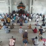 MESKI DIRENOVASI, MASJID AGUNG BAITUNNUR PATI MASIH GELAR SHALAT JAMAAH