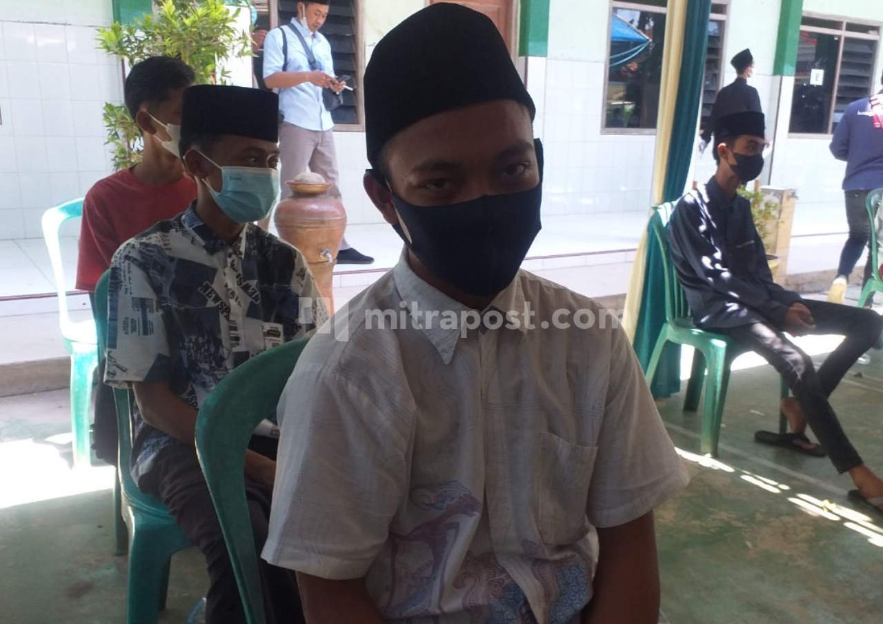 Peci Usang Tak Ganti 2 Tahun, Santri Pati Ini Tak Sangka Dapat Peci dari Wagub