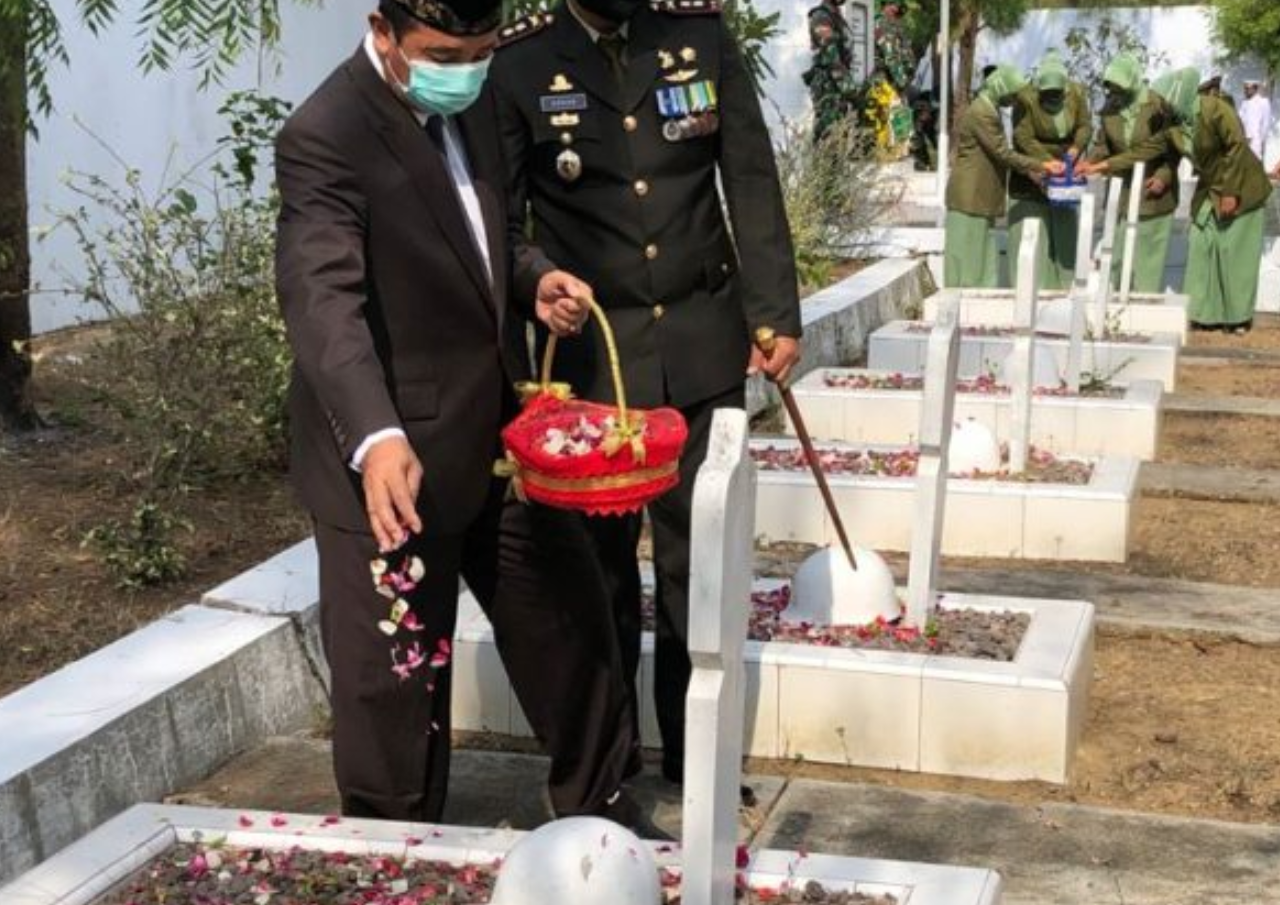 Bupati Rembang dan Rombongan Berziarah ke Taman Makam Pahlawan di Rembang