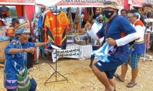 Ofisial Tim Dayung Jawa Barat saat merayakan kemenangan Tim Dayung Jawa Barat di PON XX Papua bersama warga Papua di Venue Dayung, Teluk Youtefa, Jayapura,