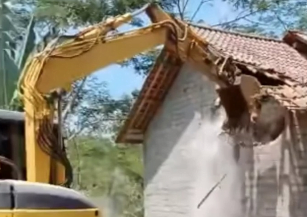 Rumah Dibongkar di Trenggalek Akibat Rumah Tangga Tidak Harmonis