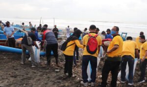 Kerja Bakti Bersihkan Pantai, Jaga Kelestarian dan Keindahan Alam