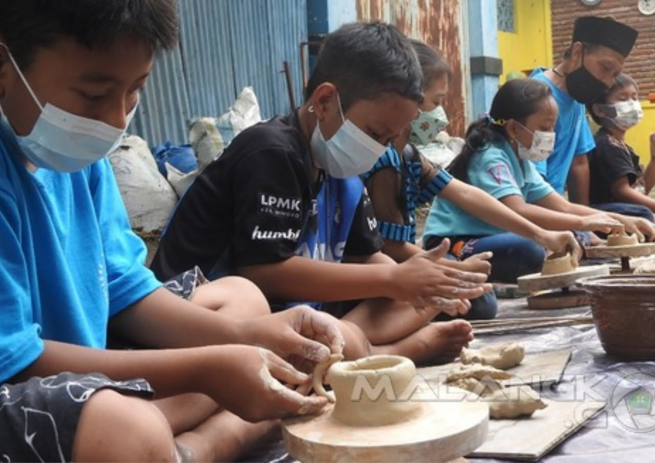 kampung wisata keramik dinoyo jadi sarana edukasi masyarakat