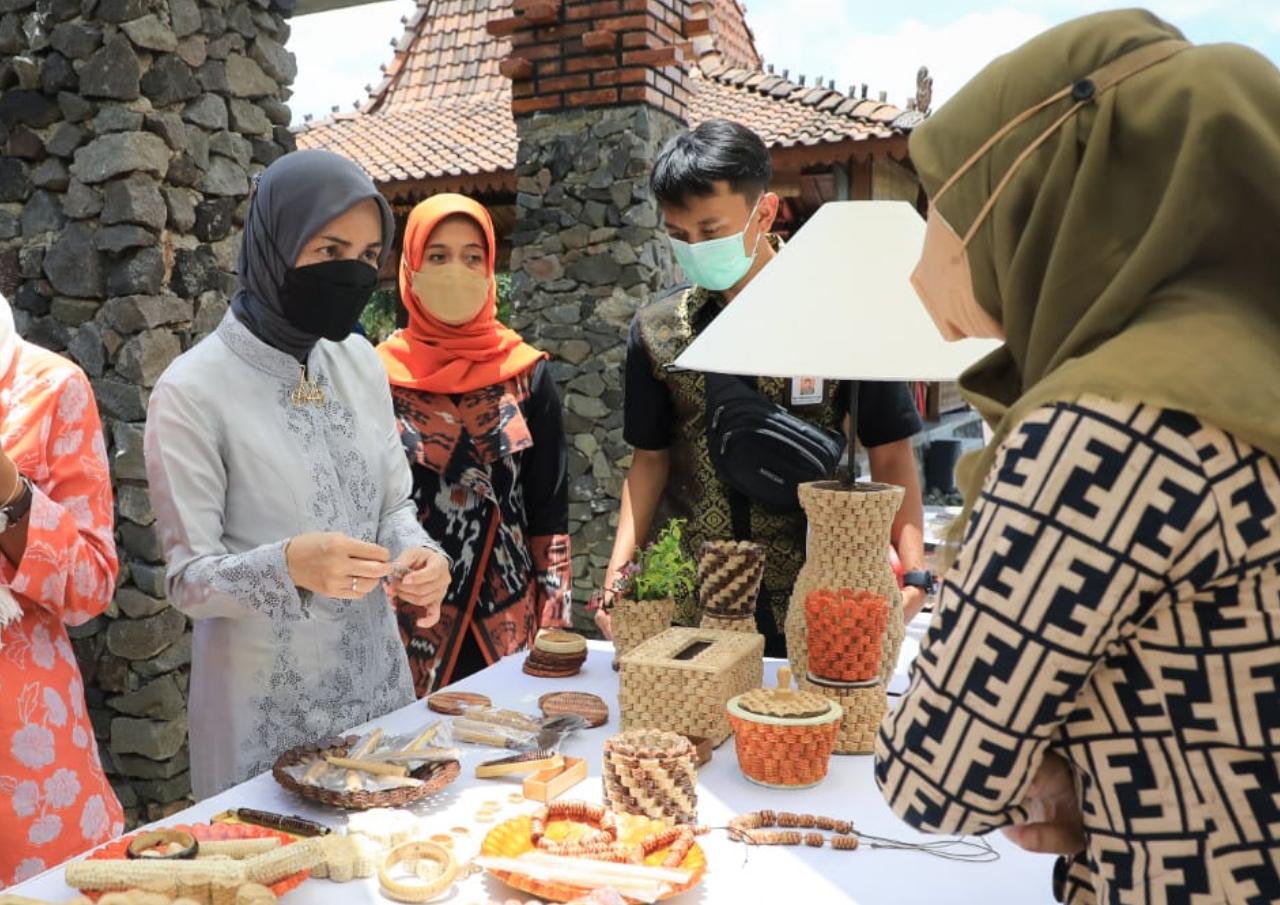 Kerajinan Bonggol Jagung, Menarik Minat Atikoh Ganjar dalam Pameran