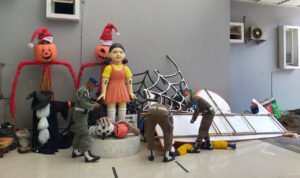 Sebabkan Kerumunan, Petugas Bongkar Replika Boneka Squid Game di Surabaya