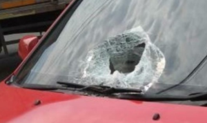 Ibu Gendong Anak Bersimbah Darah Lantaran Teror Lempar Batu Ibu Gendong Anak Bersimbah Darah Lantaran Teror Lempar Batu