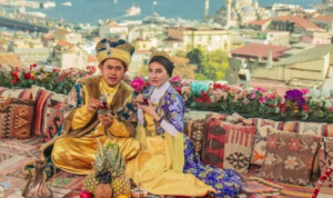 Receh, Crazy Rich Malang Disebut Mirip Logo Mie Instan saat Berlibur ke Turki