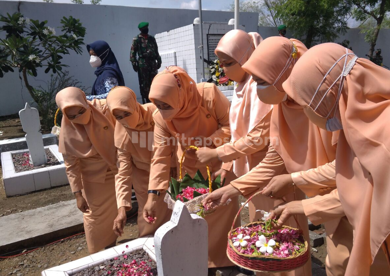 Peringati Hari Pahlawan, Jajaran Pemkab Gelar Tabur Bunga di TMP Giri Bhakti