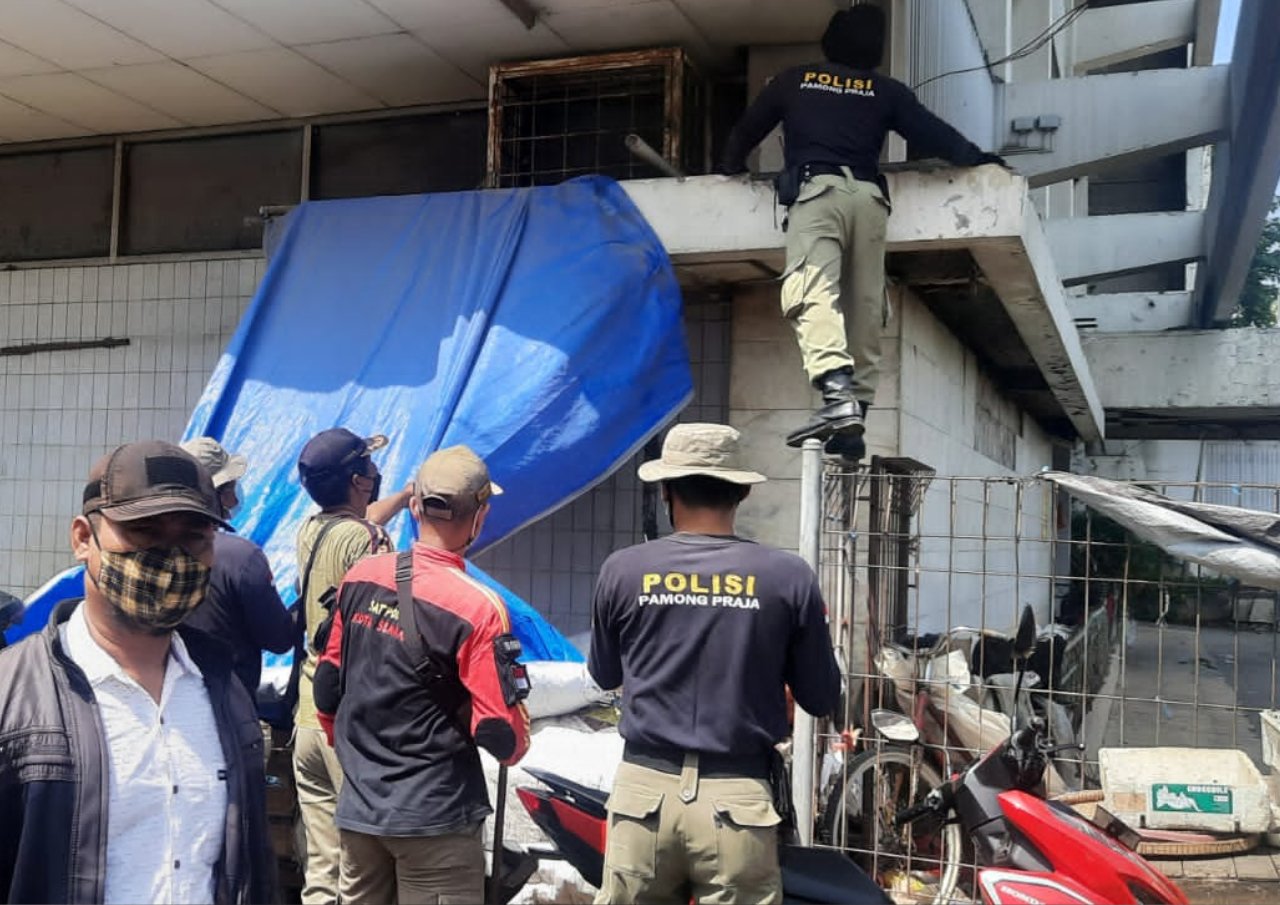 40 Lapak Liar di Sekitar Pasar Johar Dibongkar