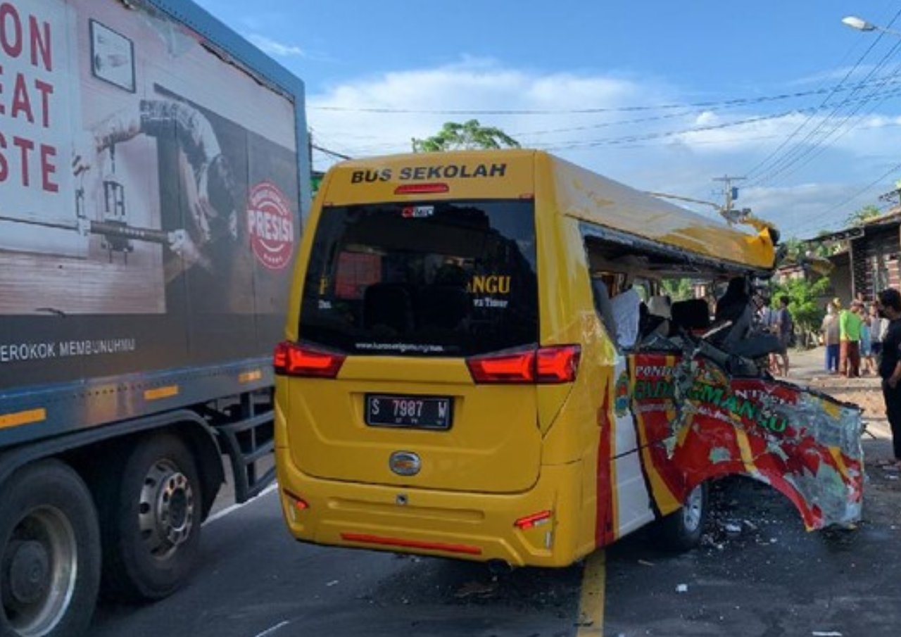 Truk Tabrak Mobil Rombongan Santri di Kediri, 4 Meninggal