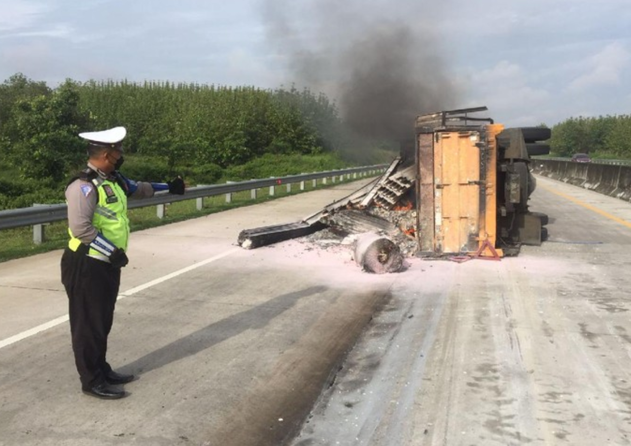 Truk Terguling di Tol Ngawi