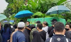 Vanessa Angel dan Bibi Dimakamkan Satu Liang Lahad