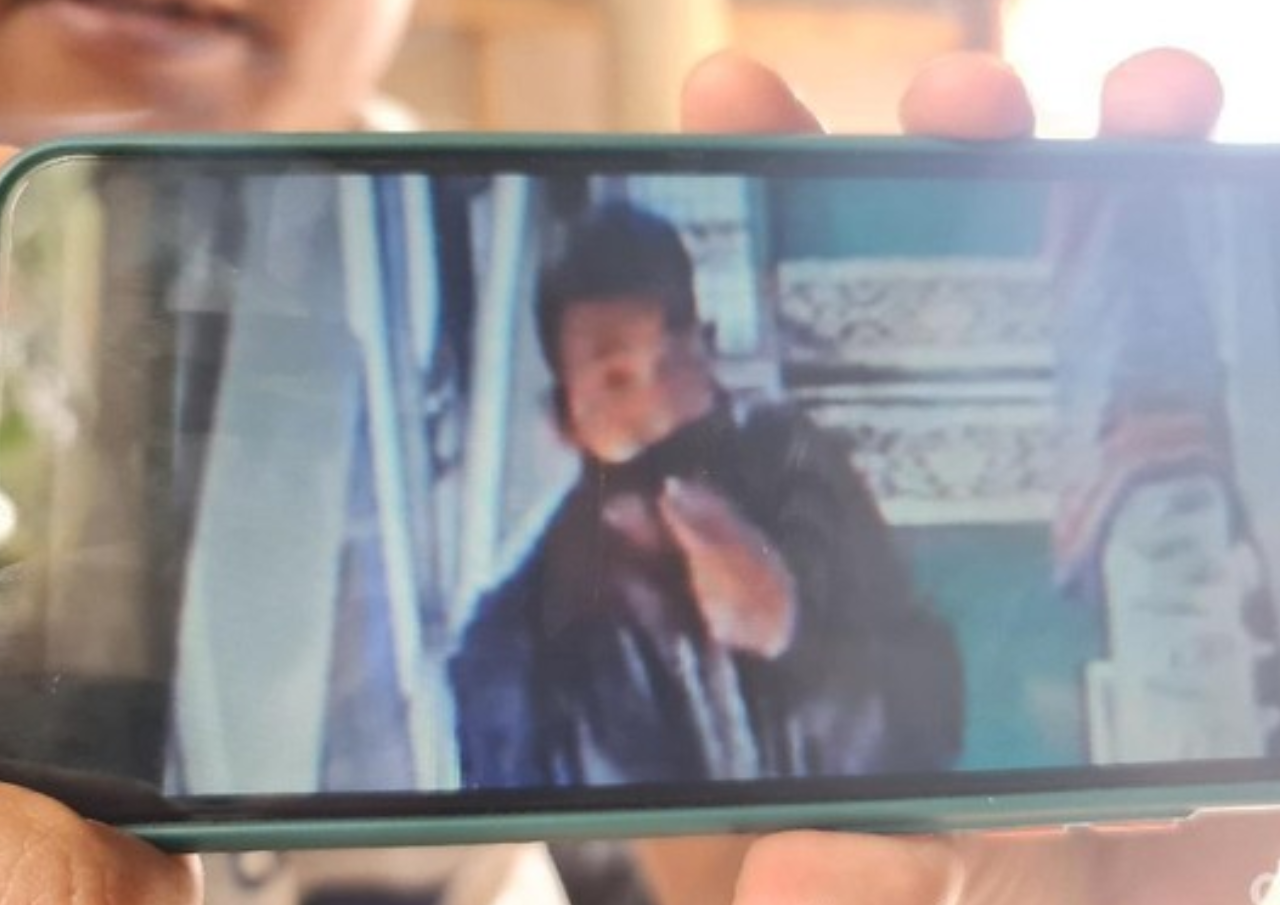 Aksi Pencuri Kotak Amal Pamer Wajah di CCTV