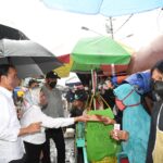 Jokowi Serahkan Bantuan untuk Pedagang Pasar di Wonosobo