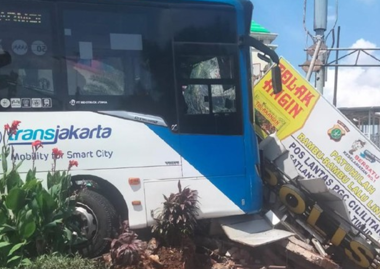 Bus TransJakarta Tabrak Pos Lantas di Jaktim