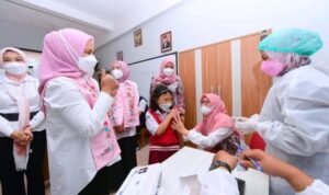 Sambil Tinjau Vaksinasi Anak di Bandung, Ibu Negara Salurkan Bantuan