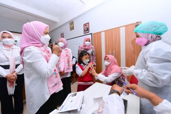 Sambil Tinjau Vaksinasi Anak di Bandung, Ibu Negara Salurkan Bantuan