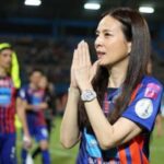 Manajer Timnas Thailand Bagi-bagi Hadiah ke Para Pemain
