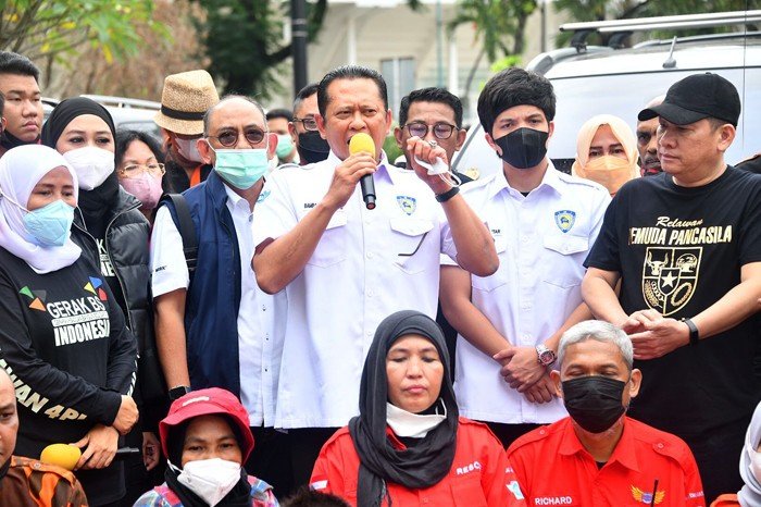 Ketua MPR Mendonasikan Gajinya untuk Korban Erupsi Semeru