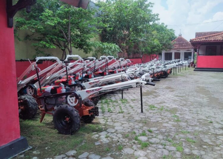 Tingkatkan Produktivitas Tani, DPC PDIP Rembang Serahkan 70 Hand Traktor untuk Petani