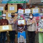 Peduli Korban Erupsi Semeru, Polwan Distribusikan Bansos