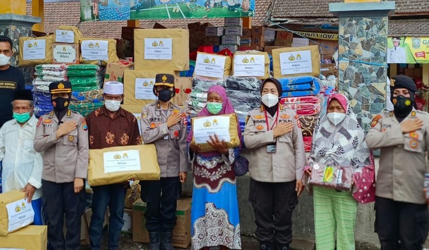 Peduli Korban Erupsi Semeru, Polwan Distribusikan Bansos