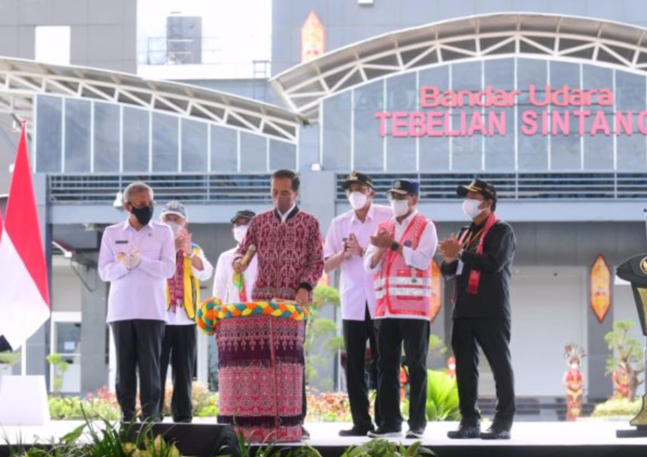 Resmikan Bandara Tebelian, Jokowi Ingin Konektivitas Antar Daerah Semakin Cepat