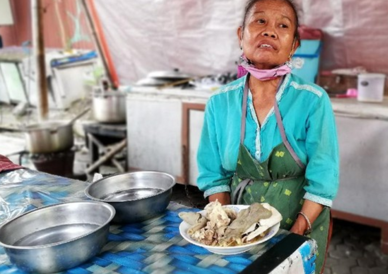 Susah Hati Mbah Harsi Usai Warungnya Viral Ngepruk Harga