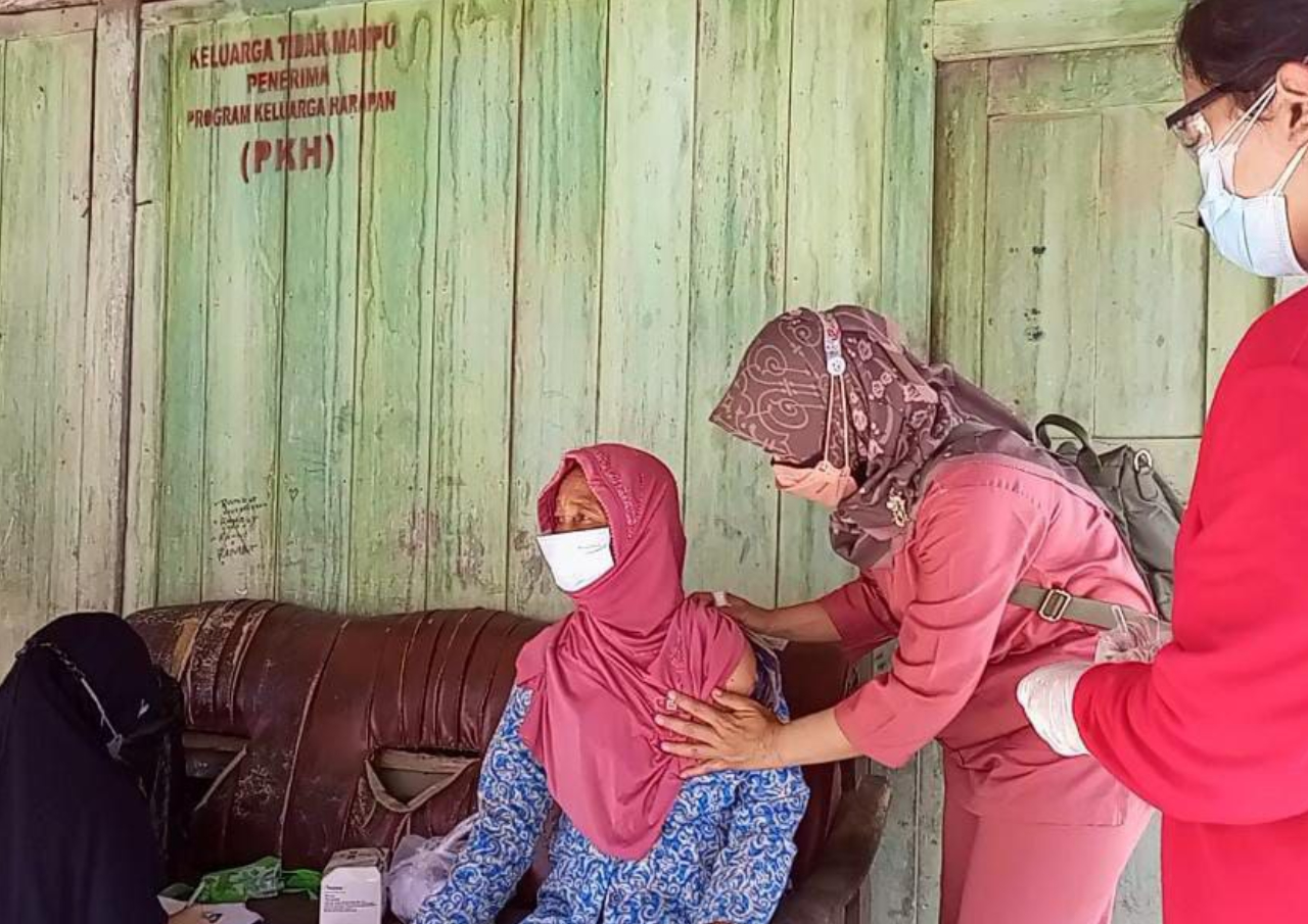 Badan Intelijen Negara Daerah Provinsi Jawa Tengah Lakukan Vaksinasi Door to Door