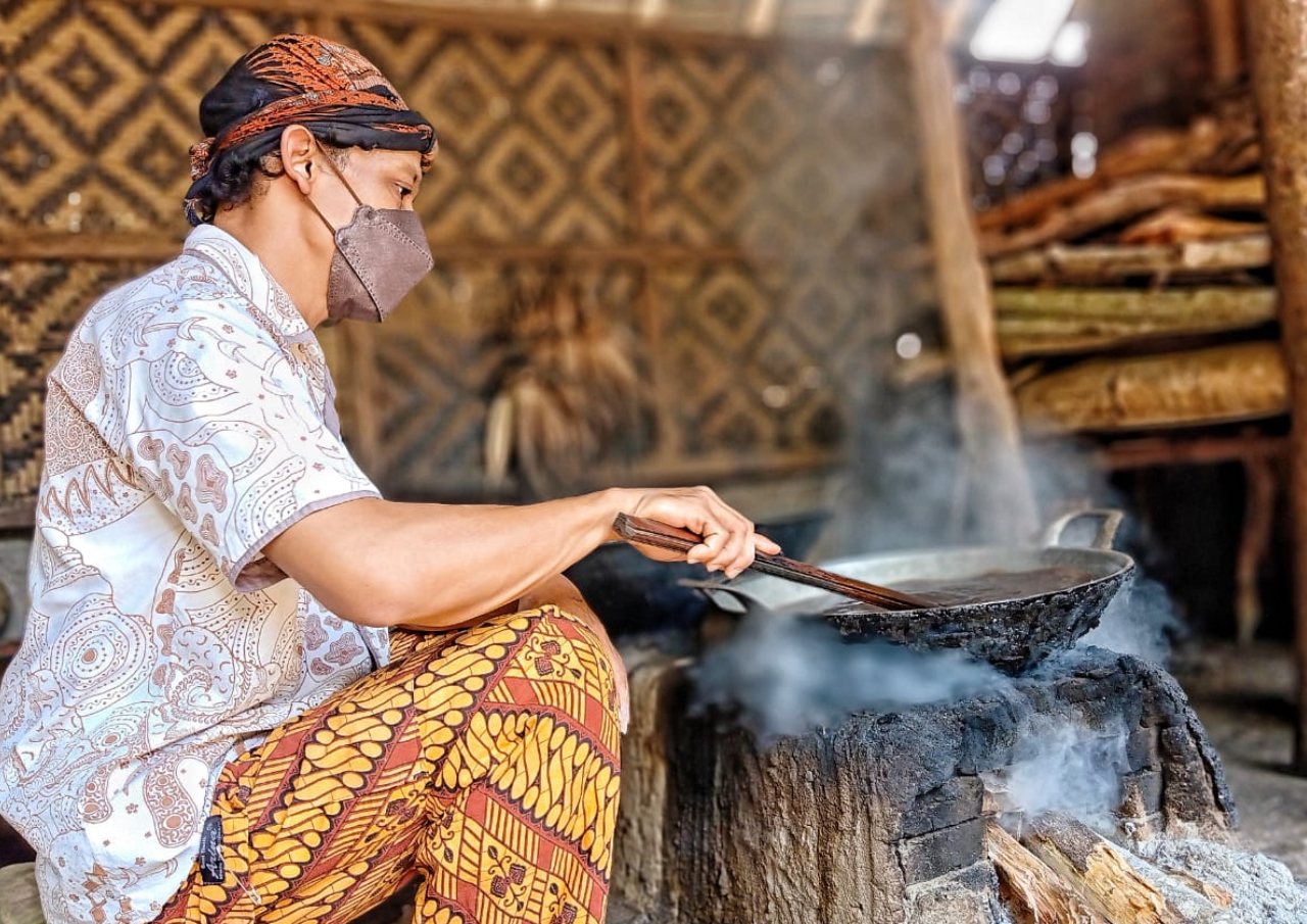 Kearifan Lokal, Minum Wedang Sembari Kunyah Gula Jawa